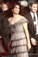 组图：金球奖乔-恰阿帕蕾丝宝塔裙亮相红毯