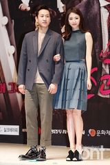 组图：李妍熙似激凸露美背 李美淑无视恶妇骂名