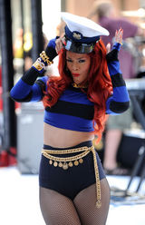 高清组图：蕾哈娜红发网袜性感演出  发型别致