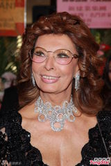 组图：索菲亚罗兰蕾丝黑裙秀丰乳 展巨星风采