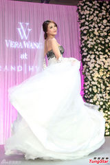 组图：陈思璇穿婚纱沾喜气 期待海岛婚礼