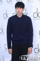 组图：少女时代允儿出席时尚活动高腰裤秀长腿