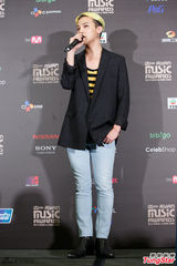 高清：EXO摘MAMA大奖 泫雅贤胜热吻Rain复出