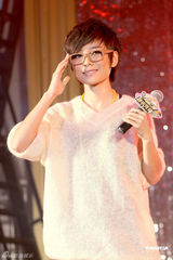 高清图：许飞为公益募捐眼镜框 呼吁为俞灏明祈福