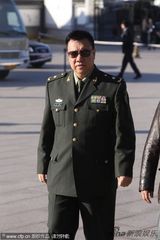 组图：李默然追悼会众人到场悼念