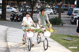 高清图：陶晶莹夫妇携手宣传旅游 骑自行车入场
