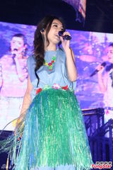 挥舞道具[1\/9]组图:田馥甄比基尼装现身 卖力演