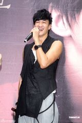 幻灯图：何润东首次担任制作人 大S现身为其庆功 