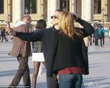组图：40岁海蒂-克鲁姆勾搭嫩草 两人街头亲吻