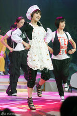 组图：马苏偷师小S范晓萱  挥舞鸡毛掸跳“鸡舞”