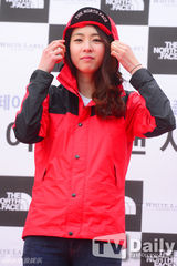 组图：李妍熙柳演锡穿情侣冲锋衣出席签名会