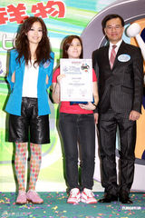 幻灯图：容祖儿热裤彩袜亮相 与吉祥物合影童心未泯