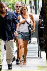 组图：44岁安妮斯顿背心热裤 疑真空当街激凸