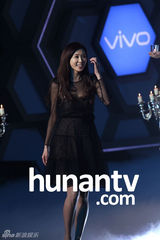 组图：林志玲黑色蕾丝短裙与何炅比高