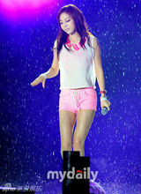 组图：EXO-K等热唱音乐会 Kara具荷拉秀美背翘臀