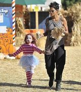 组图：哈莉-贝瑞女儿万圣节妆容诡异 雪白面庞恐怖