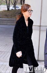 组图：韩女星涉药案三审 张美仁爱李升燕脸僵硬