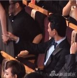 组图：吴奇隆2012年曾亲昵牵手刘诗诗眼神温柔