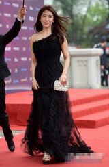 组图：朴信惠现身百想露肩长裙优雅别致