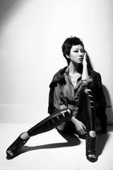 组图：韩雪烟熏妆短发造型颠覆演绎中性美