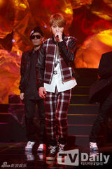 组图：EXO圣诞装热舞《MCD》 孝琳大尺度惹火