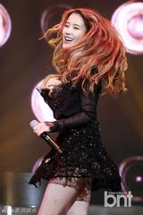 组图：歌手IU透视装宣传新专辑告别甜美展性感