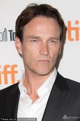 组图：《魔鬼绳结》首映 威瑟斯彭性感露乳沟