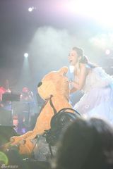 组图：张靓颖成都火爆开唱 喜多郎助阵赞其有前途