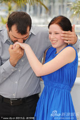 幻灯：《弗兰肯斯坦计划》发布会 导演亲吻女星玉手