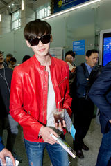 高清：韩星李钟硕赴港 破洞仔裤红夹克潮翻天