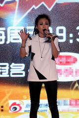 组图：毕夏搞怪现身 将摇滚进行到底