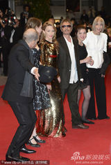 组图：凯莉-米洛金色裹身长裙走红毯霸气足