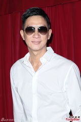 组图：张家辉首导灵异电影 吴家丽不慎露底