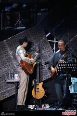 组图：严爵个唱秀舞技 打死不肯脱衣露腹肌