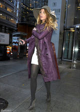 组图：布莱克-弗莱利街拍LOOK紫色大衣搭白裙