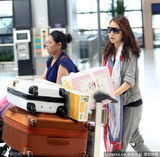 组图：蔡少芬携双女返港 行李超重逼疯辣妈