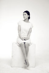 组图：黄圣依娴静大片尽显优雅自信