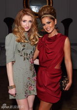 组图：英国美女谢丽尔-科尔红色透视装性感亮相 