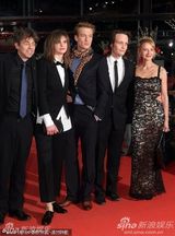 《除了我们还有谁》首映 女星Lena与两男星勾肩搭背