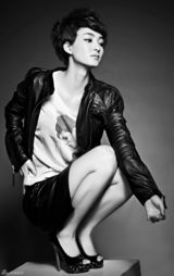 组图：素颜女神王丽坤黑白写真 诠释魅惑酷感