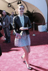 组图：艾玛-沃特森《遭遇雷劈》首映险狼狈摔倒