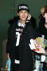 组图：TEENTOP现身机场 飞往台湾开个唱