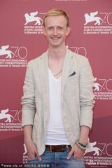 组图：《警官之妻》发布 导演携双胞胎萌翻全场