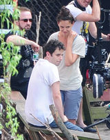 组图：前阿汤嫂凯蒂片场激吻男友 展露真性情