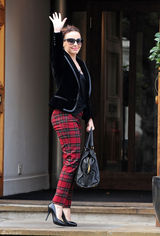 高清组图：凯莉-米洛街拍 丝绒外套搭配格纹裤