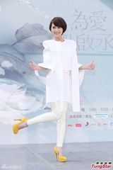 组图：杨丞琳签票会活动 用哑铃搓猛男胸肌