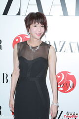 组图：刘嘉玲薄纱高开叉裙性感 谈梅姑遗物拍卖