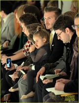 组图：小贝携四子女亮相时装周 为贝嫂秀场撑场