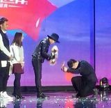 组图：杜海涛跪拜韩星权志龙 引网友怒骂丢人