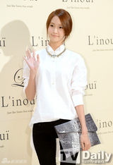 组图：张根硕少女时代等背靓包光鲜出席活动